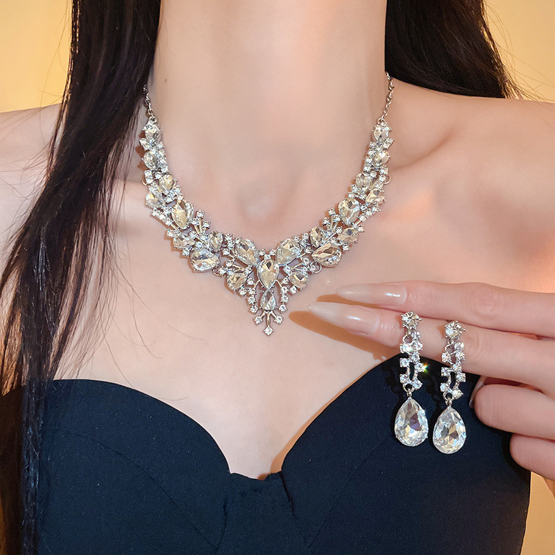 Bộ trang sức đính đá hình giọt nước mạ bạc, sang trọng - perfect cho cô dâu