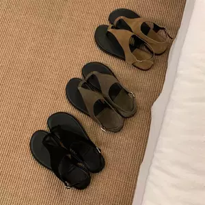 TT Giày Sandal Nữ Mùa Hè Phong Cách Mới Đế Mềm Phù Hợp Với Dây Đeo Khóa Phẳng Giày La Mã Da Phẳng Dép Đi Biển