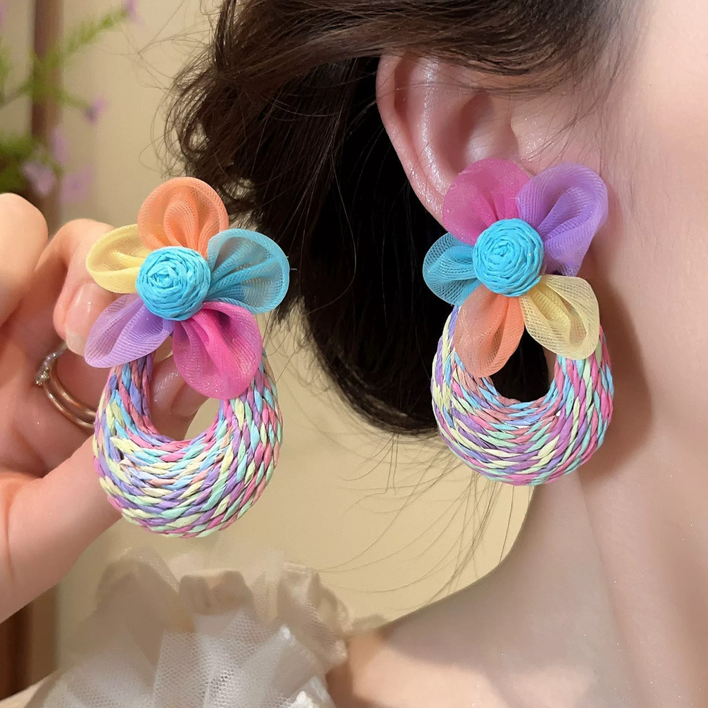 Trang sức bông tai hoa tím nữ sang trọng và sáng bóng, phù hợp với kỳ nghỉ bên biển
