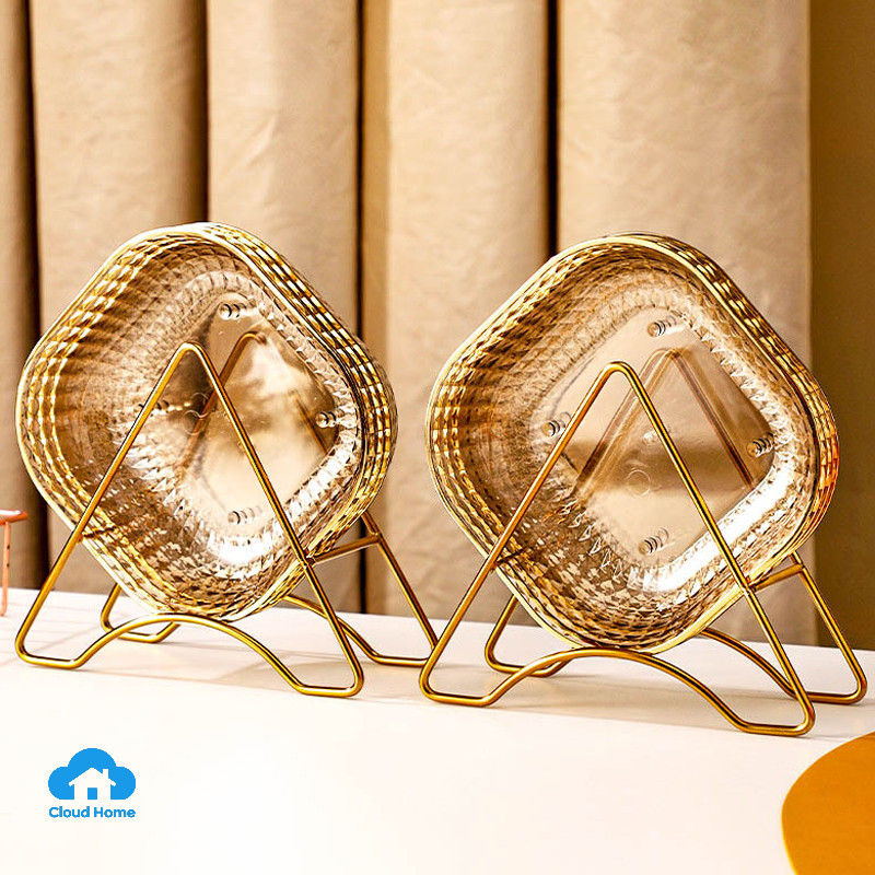 Đĩa đựng trái cây bằng nhựa viền vàng, kiểu dáng sang trọng, nhẹ nhàng, dùng để đựng đồ ăn nhẹ trong nhà bếp.