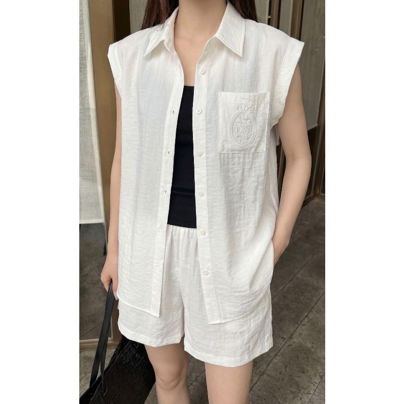 Bộ đồ nữ mới có áo và quần short thêu ve áo