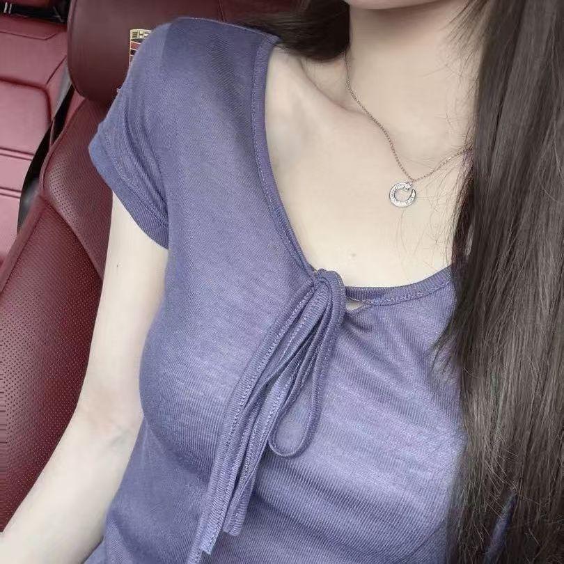 Áo croptop cổ buộc dây tay ngắn làm từ tencil cotton mỏng, thiết kế ôm dáng thoáng mát cho mùa hè.