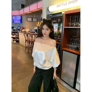 Một Vai Đơn Giản Thường Ngày Ngắn Tay Pháp Satin Cao Cấp 2026 Phong Cách Mới Rốn Lộn Vai Phồng Áo Thun Nữ Màu Be Mùa Hè Mỏng Hơn Nhìn Tất Cả