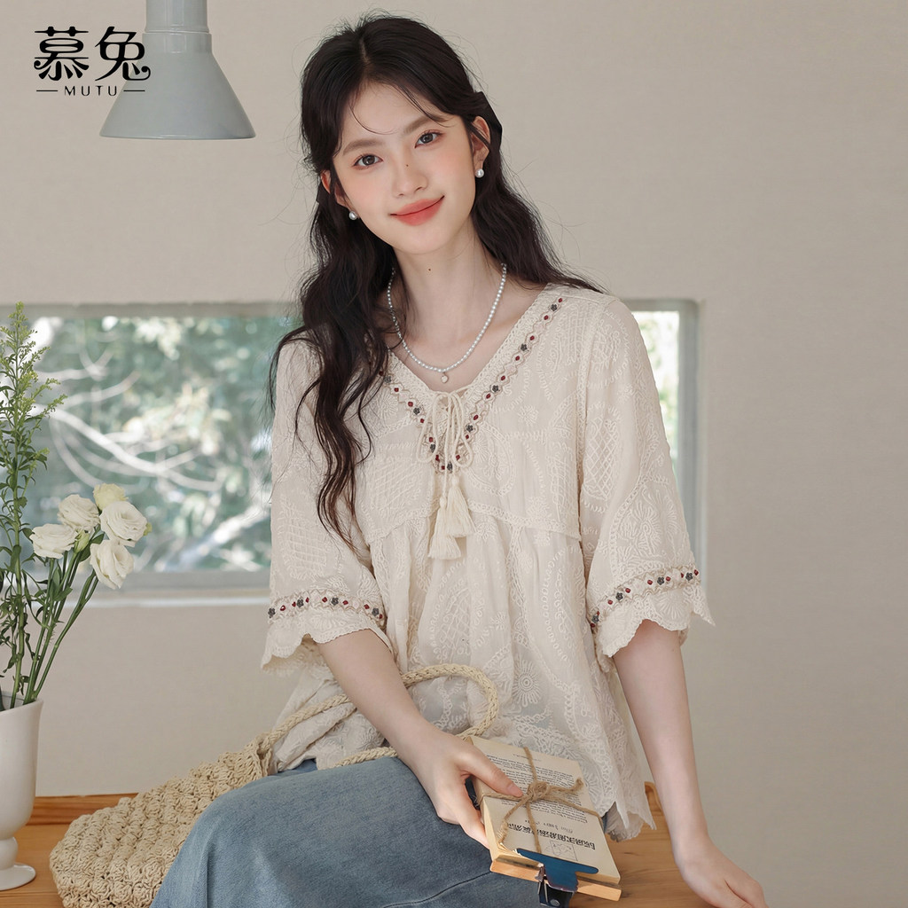 Mutu Phong Cách Bohemian Áo Sơ Mi Thêu Nữ Mùa Hè 2026 Phong Cách Mới Độc Đáo Màu Sắc Tương Phản Cổ Chữ V Nửa Tay Top