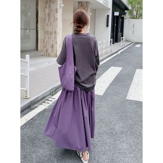 Áo Thun và Váy Xếp Ly Eo Cao, Màu Xám và Tím, Size Lớn Cho Ngày Thường
