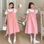 Bộ đồ bà bầu gồm váy dài thoải mái và bộ đồ hai mảnh tay ngắn màu trắng, phù hợp mùa hè