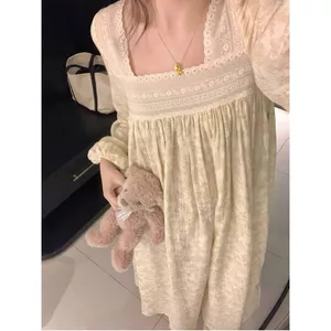 Bộ đồ ngủ ren cỡ lớn với váy hoa nhỏ dài tay, phù hợp mặc bên ngoài