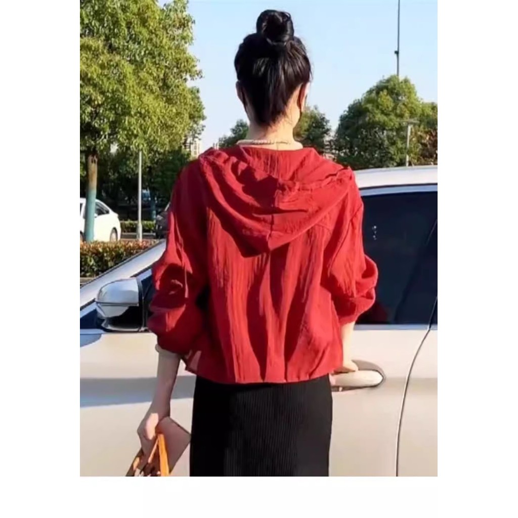 Áo khoác chống nắng nhẹ màu đỏ dành cho nữ, dáng rộng và thoáng khí, có mũ trùm đầu, áo khoác ngắn