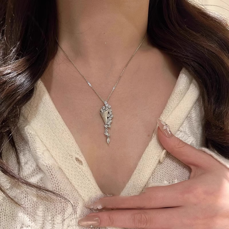 Vòng cổ nữ thời trang với đá zircon hình học màu bạc, phù hợp cho nhiều dịp