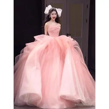 Váy cưới màu hồng, phong cách công chúa ngọt ngào và thanh thoát, váy cưới chụp ảnh du lịch sang trọng nhẹ nhàng, chân v