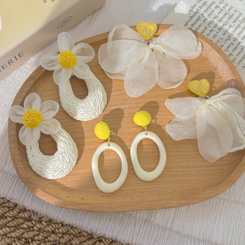 Bông tai hoa màu be nhẹ sang trọng, phù hợp cho ngày lễ và thời trang cao cấp
