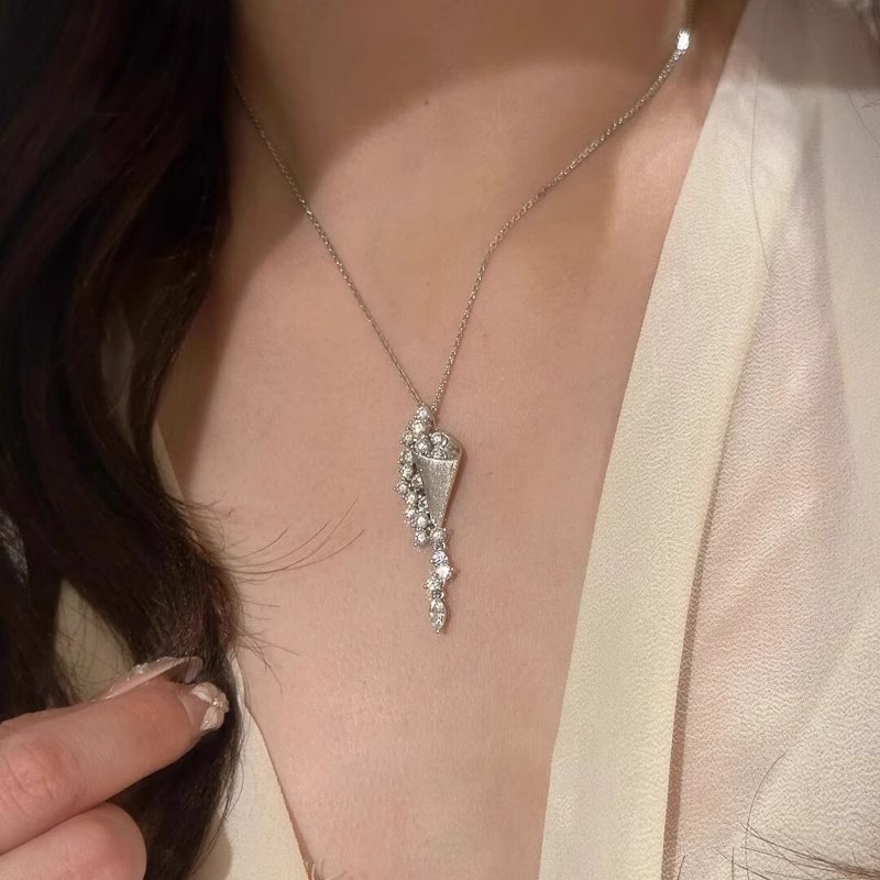 Vòng cổ nữ thời trang với đá zircon hình học màu bạc, phù hợp cho nhiều dịp