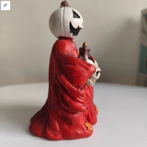 Tượng phù thủy bằng nhựa Halloween Điêu khắc phù thủy có đầu bí ngô để trưng bày kệ Halloween