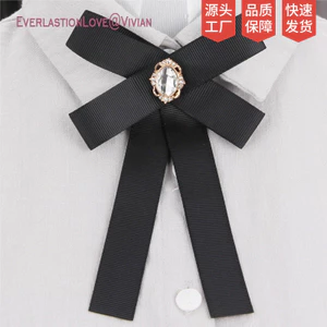 Áo sơ mi màu trơn có thắt nơ cổ hoa, phong cách streamer