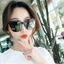 Kính râm gọng vuông sản xuất tại Hàn Quốc, kiểu dáng thời trang unisex, phù hợp cho cả nam và nữ, bảo vệ mắt.