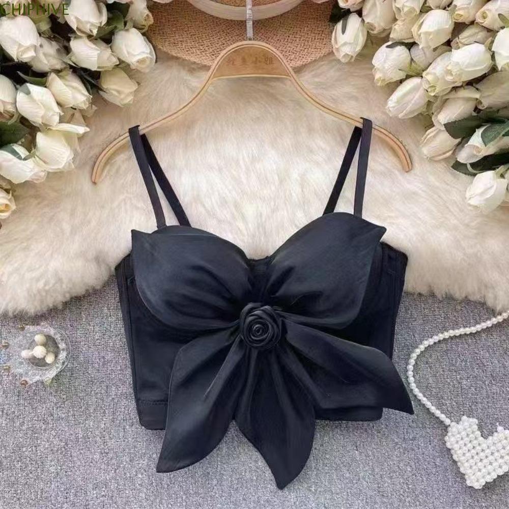 Áo hai dây và crop top hoa hồng 3D, thiết kế slim-fit đen trắng, phù hợp thời trang và du lịch