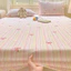 Khăn trải giường họa tiết hoa VN Polyester; Kích thước: Giường đơn, Giường siêu đơn, Giường lớn, Giường King, Giường siêu King; Bao gồm Vỏ nệm (Cadar) và Vỏ gối.