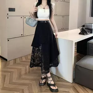 Bộ đồ nữ Niche gồm áo sơ mi ngắn tay và váy thiết kế độc đáo, chống va chạm.