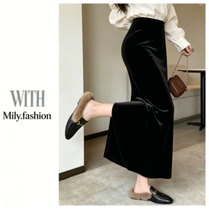 Váy nhung vàng Milyfashion retro với thiết kế xẻ eo cao và mông đen, phù hợp cho mùa thu đông.