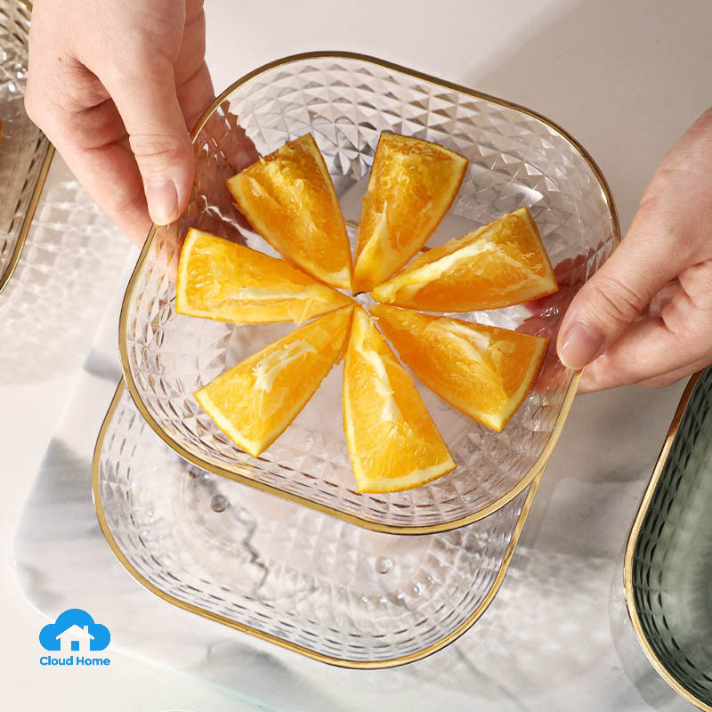 Đĩa đựng trái cây bằng nhựa viền vàng, kiểu dáng sang trọng, nhẹ nhàng, dùng để đựng đồ ăn nhẹ trong nhà bếp.