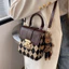 Thiết kế Niche Pháp Mùa xuân 2026 Phổ biến Crossbody Di động Vuông nhỏ 26.4.27