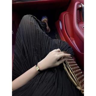 Miyake Xếp Ly 2026 Phong Cách Mới Kỳ Nghỉ Phong Cách Văn Học Đơn Giản Màu Trơn Sling Cổ Tích Đầm