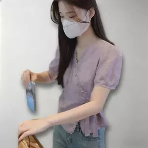 Áo sơ mi ngắn tay màu tím mỏng nhẹ, phù hợp mùa hè