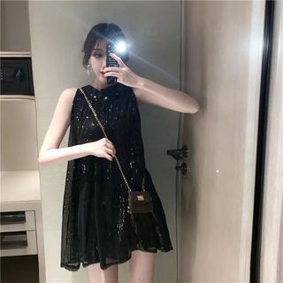 Đầm cổ tròn off-the-shoulder năm 2025 đính kim sa lấp lánh, thiết kế rộng rãi và ôm body, sang trọng không tay