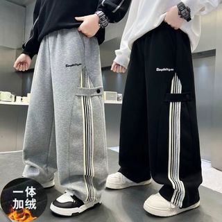 Quần thể thao bé trai ống suông – Dáng rộng thoải mái, phối sọc năng động, dễ phối nhiều kiểu