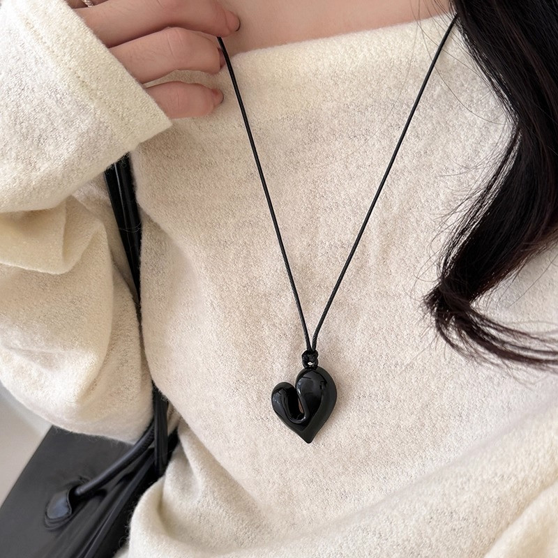 Vòng cổ phong cách Hàn Quốc với thiết kế trái tim, phù hợp làm trang sức thời trang cho nữ