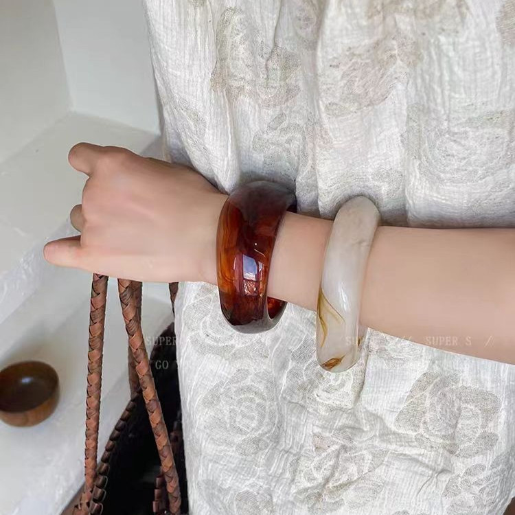 Vòng tay nhựa retro đơn giản, thiết kế thời trang và độc đáo