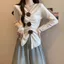 Áo thun cổ chữ V hoa hồng dành cho nữ, phù hợp mùa xuân thu với thiết kế dáng rộng giúp che khuyết điểm.