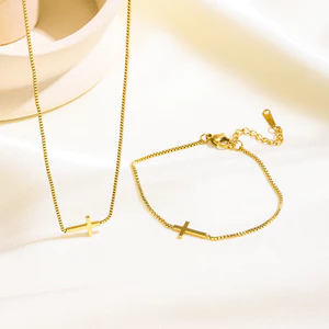 Vòng cổ chữ thập và vòng tay từ thép titan mạ vàng 18K