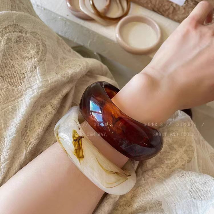 Vòng tay nhựa retro đơn giản, thiết kế thời trang và độc đáo
