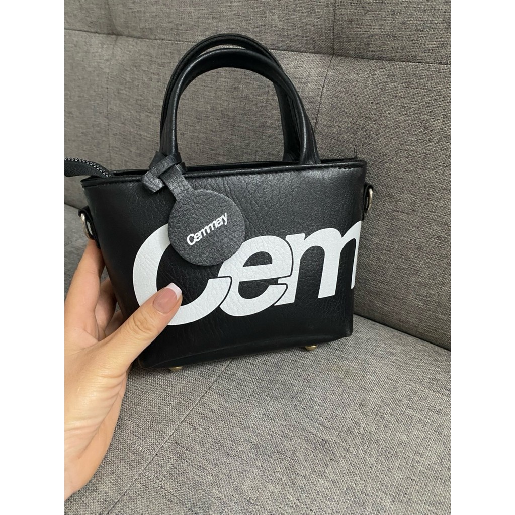 Túi da nữ in họa tiết chữ hottrend da PU mềm kèm charm và dây đeo chéo cầm tay trẻ trung cá tính - HTM469 | BigBuy360 - bigbuy360.vn