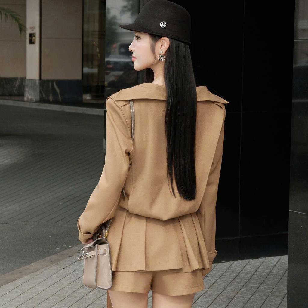 Set kaki mềm Khiết gồm váy trench coat dáng ngắn & quần short, đi kèm belt rời tone nâu caramel KS275A