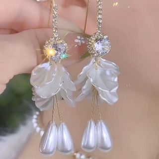 Bông tai nữ ngọc trai cánh hoa tua rua đầy kim cương, thiết kế sang trọng và độc đáo