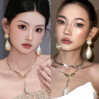 Thời trang nhẹ nhàng, phù hợp với vòng cổ và bông tai cho tiệc cao cấp