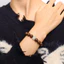 Vòng tay gỗ đàn hương giúp thư giãn, hạt gỗ màu vàng, dành cho nam/nữ, trang sức artisanal màu nâu với họa tiết