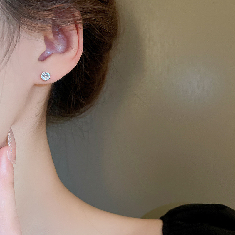 Bộ bông tai zircon tròn kim bạc, gồm sáu mảnh nhỏ và nhẹ, thiết kế sang trọng cho người dùng yêu thích phong cách thời trang hiện đại.
