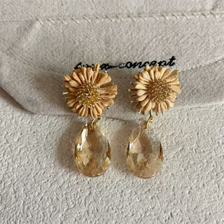 Bông Tai Lông Vũ Đính Cườm - Thiết Kế Kết Hợp Phong Cách Hiện Đại Và Cổ Điển Cho Người Phụ Nữ Thanh Lịch Và Ngọt Ngào