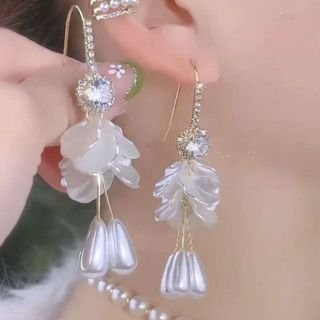 Bông tai nữ ngọc trai cánh hoa tua rua đầy kim cương, thiết kế sang trọng và độc đáo