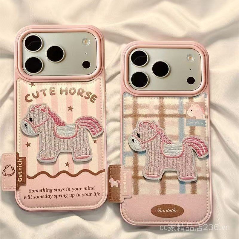 Với Nhãn Nhỏ Thêu Ngựa Màu Hồng Thích Hợp Cho iPhone17PROMAX Túi Trống Ốp Điện Thoại 16 Phong Cách Mới 15 Niche 14