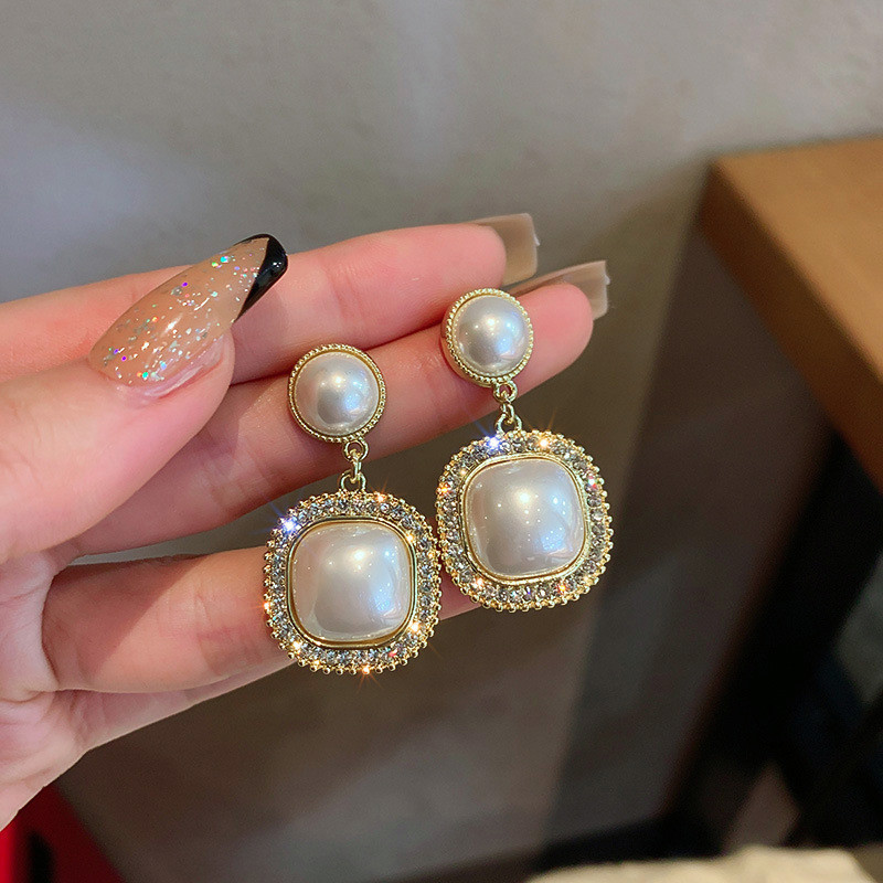 Hạt gạo kim bạc vỏ tráng men hình vuông, thiết kế đơn giản cá tính, phong cách lạnh lùng và tinh tế