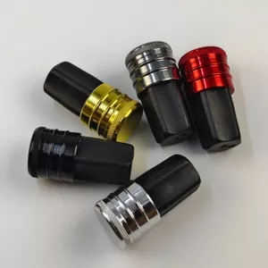 Cần cắm kim loại màu đỏ, có nắp che và kích thước điều chỉnh được, làm từ cao su đàn hồi.