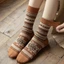 Tất ống giữa JKDESIGN phong cách Retro Fair Isle, chất liệu cotton dày dặn, phù hợp cho cả nam và nữ trong dịp Giáng sinh