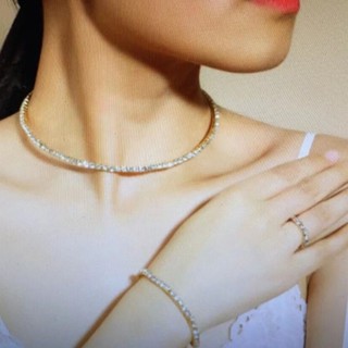 Bộ trang sức nữ gồm vòng cổ, bông tai và nhẫn pha lê lấp lánh, phù hợp cho cô dâu hoặc sử dụng hàng ngày.