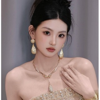 Thời trang nhẹ nhàng, phù hợp với vòng cổ và bông tai cho tiệc cao cấp