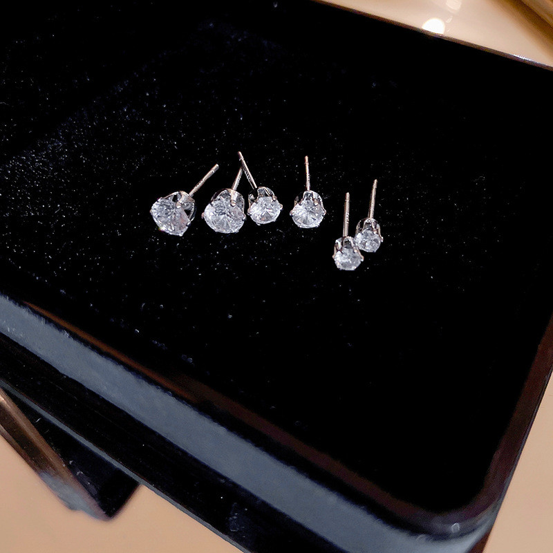 Bộ bông tai zircon tròn kim bạc, gồm sáu mảnh nhỏ và nhẹ, thiết kế sang trọng cho người dùng yêu thích phong cách thời trang hiện đại.