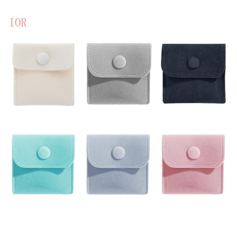 Bộ sưu tập trang sức bao gồm nút snap, dây chuyền, vòng tay, nhẫn và đồng hồ cùng túi đựng trang sức tiện lợi.